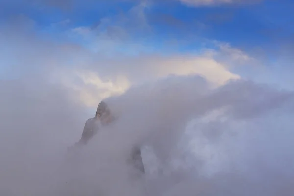 Bellissimo Paesaggio Montano Autunnale Con Nuvole Nebbiose Nebbia Foreste Selvagge — Foto Stock