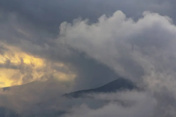 Gyönyörű Őszi Hegyi Táj Köd Felhők Köd Vad Erdők — Stock Fotó