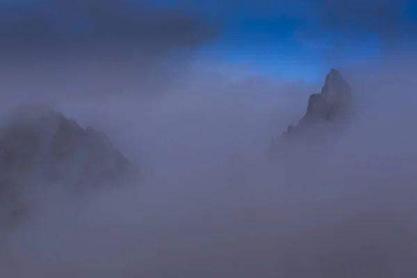 Bellissimo Paesaggio Montano Autunnale Con Nuvole Nebbiose Nebbia Foreste Selvagge — Foto Stock