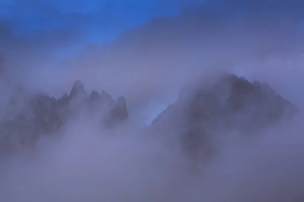 霧の雲や霧 野生の森と秋の山風景 — ストック写真