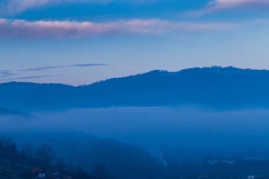 Güzel sonbahar dağ manzarası ile sis bulutları, sis ve vahşi orman