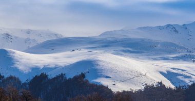 Güzel sonbahar dağ manzarası ile sis bulutları, sis ve vahşi orman