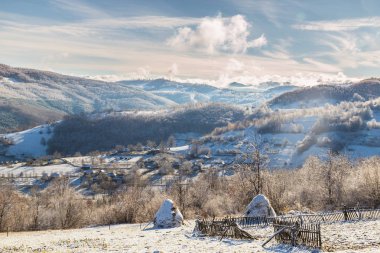 Güzel sonbahar dağ manzarası ile sis bulutları, sis ve vahşi orman