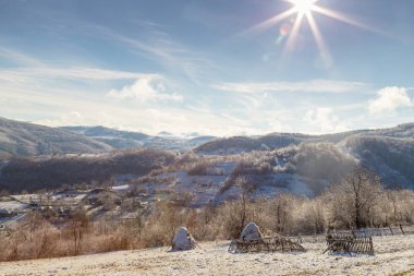Güzel sonbahar dağ manzarası ile sis bulutları, sis ve vahşi orman