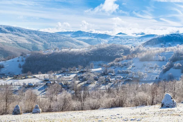 Hermoso Paisaje Montaña Otoño Con Nubes Niebla Niebla Bosques Salvajes —  Fotos de Stock