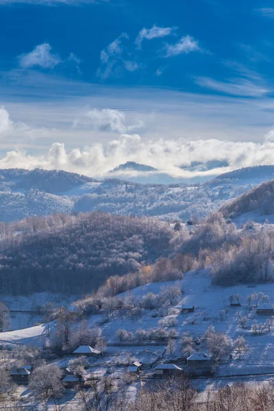 Hermoso Paisaje Montaña Otoño Con Nubes Niebla Niebla Bosques Salvajes —  Fotos de Stock