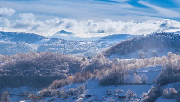 Beau Paysage Montagne Automne Avec Nuages Brumeux Brouillard Forêts Sauvages — Photo