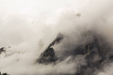 Dolomit Alpleri'nde sıcak gün batımı ışık altında güzel cennet ve sis bulutları