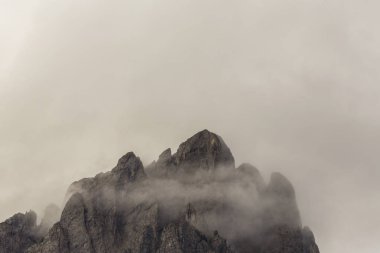 Dolomit Alpleri'nde sıcak gün batımı ışık altında güzel cennet ve sis bulutları