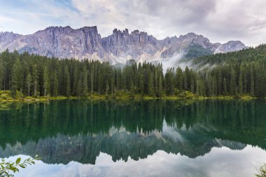 Dolomit Alpleri'nde sıcak gün batımı ışık altında güzel cennet ve sis bulutları