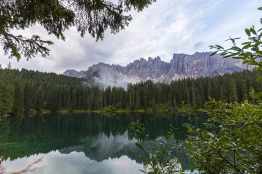 Dolomit Alpleri'nde sıcak gün batımı ışık altında güzel cennet ve sis bulutları