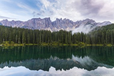 Dolomit Alpleri'nde sıcak gün batımı ışık altında güzel cennet ve sis bulutları
