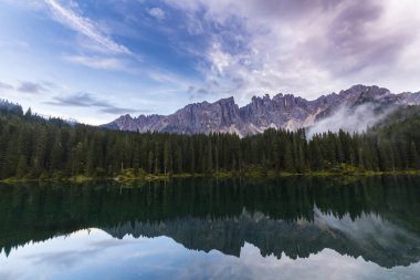 Dolomit Alpleri'nde sıcak gün batımı ışık altında güzel cennet ve sis bulutları
