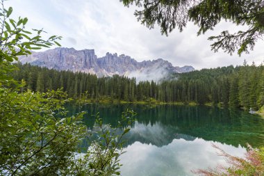 Dolomit Alpleri'nde sıcak gün batımı ışık altında güzel cennet ve sis bulutları