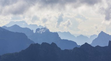 Pala dağ Grup, İtalyan Dolomites Alpleri'nde, fırtına cennet sonbaharda altında