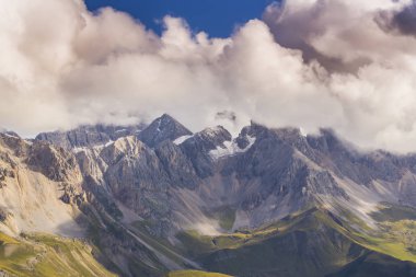 Pala dağ Grup, İtalyan Dolomites Alpleri'nde, fırtına cennet sonbaharda altında