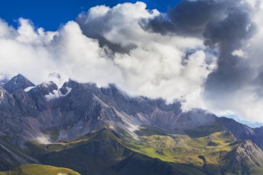 Pala dağ Grup, İtalyan Dolomites Alpleri'nde, fırtına cennet sonbaharda altında