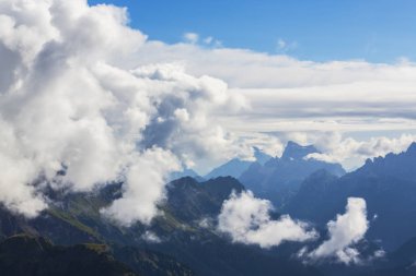 Pala dağ Grup, İtalyan Dolomites Alpleri'nde, fırtına cennet sonbaharda altında