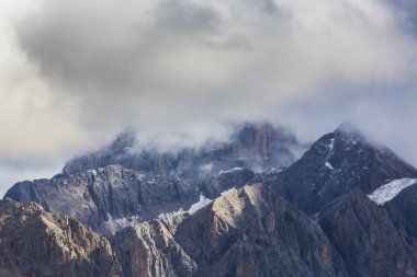 Pala dağ Grup, İtalyan Dolomites Alpleri'nde, fırtına cennet sonbaharda altında