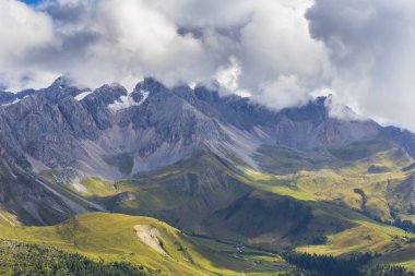 Güzel doğa ve dolomit Alpleri'nde, sonbahar günbatımı ışığı