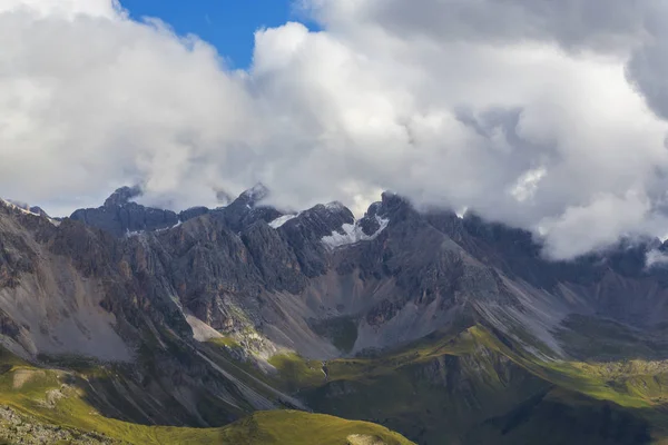 美丽的 Cloudscape 和夕阳光在白云阿尔卑斯 在秋季 — 图库照片