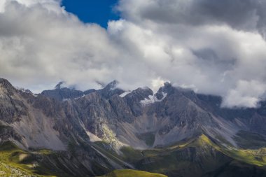 Güzel doğa ve dolomit Alpleri'nde, sonbahar günbatımı ışığı