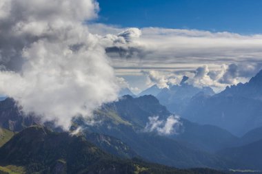 Güzel doğa ve dolomit Alpleri'nde, sonbahar günbatımı ışığı