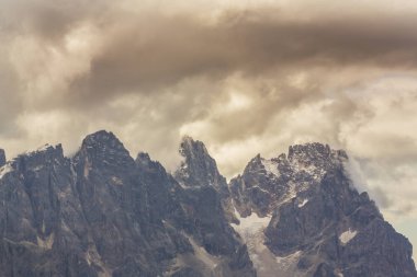 Güzel doğa ve dolomit Alpleri'nde, sonbahar günbatımı ışığı