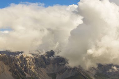 Güzel sonbahar sahne Dolomit Alpleri'nde İtalya, dramatik cennet ile
