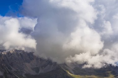 Güzel sonbahar sahne Dolomit Alpleri'nde İtalya, dramatik cennet ile