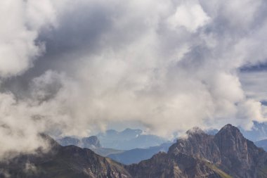 Güzel sonbahar sahne Dolomit Alpleri'nde İtalya, dramatik cennet ile