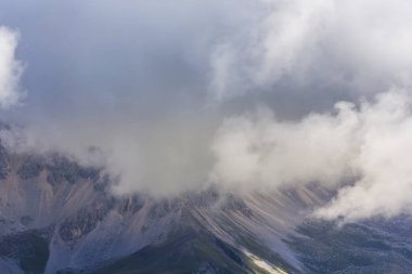 Güzel sonbahar sahne Dolomit Alpleri'nde İtalya, dramatik cennet ile