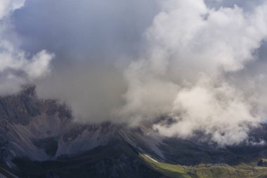 Güzel sonbahar sahne Dolomit Alpleri'nde İtalya, dramatik cennet ile