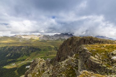 Güzel sonbahar sahne Dolomit Alpleri'nde İtalya, dramatik cennet ile