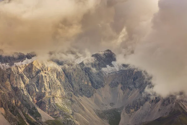 美丽的 Cloudscape 和夕阳光在白云阿尔卑斯 在秋季 — 图库照片