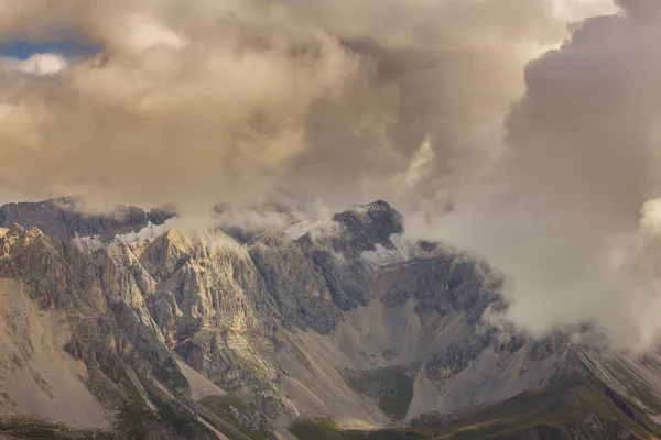 Bellissimo Paesaggio Nuvoloso Luce Del Tramonto Nelle Alpi Dolomitiche Autunno — Foto Stock