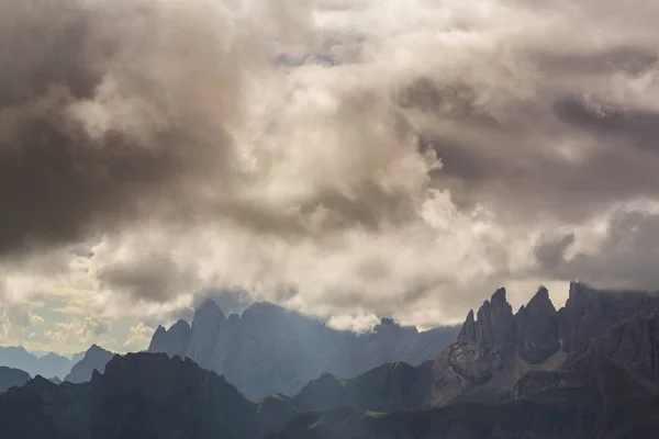 Bellissimo Paesaggio Autunnale Nelle Alpi Dolomitiche Con Paesaggio Nuvoloso Spettacolare — Foto Stock