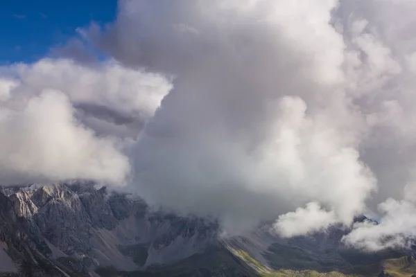 Wunderschöne Herbstkulisse Den Dolomiten Italien Mit Dramatischer Wolkenlandschaft — Stockfoto