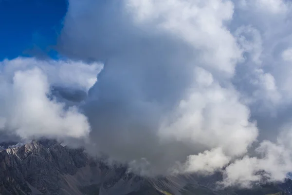 Pięknej Jesiennej Scenerii Alp Dolomitów Włochy Cloudscape Dramatyczne — Zdjęcie stockowe