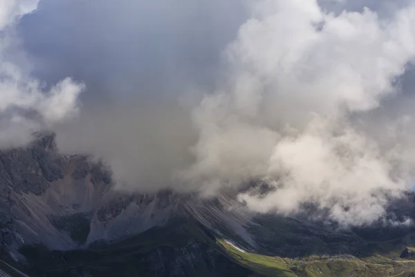 美丽的秋天风景在白云阿尔卑斯 意大利 与戏剧性的 Cloudscape — 图库照片