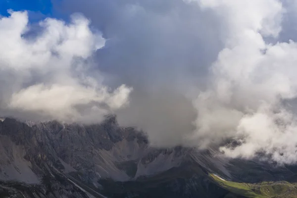 美丽的秋天风景在白云阿尔卑斯 意大利 与戏剧性的 Cloudscape — 图库照片