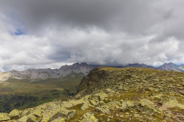 Dramatik cennet ve yağmur bulutları Dolomit Alpleri'nde İtalya, yaz aylarında