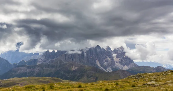 Paysage Nuageux Dramatique Nuages Pluie Dans Les Alpes Dolomites Italie — Photo