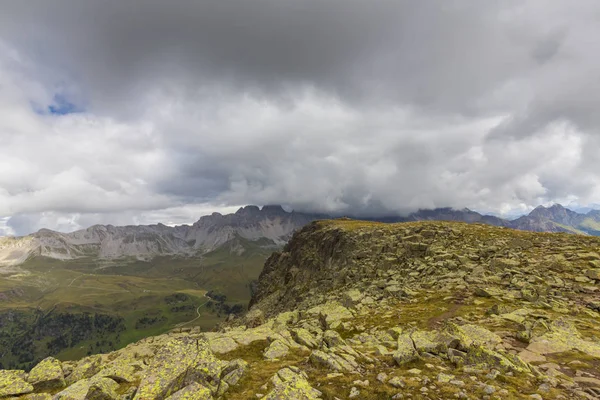 Dramatik cennet ve yağmur bulutları Dolomit Alpleri'nde İtalya, yaz aylarında