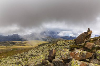 Görkemli zirveler ve yağmur bulutları içinde İtalyan Dolomit Alps, yaz