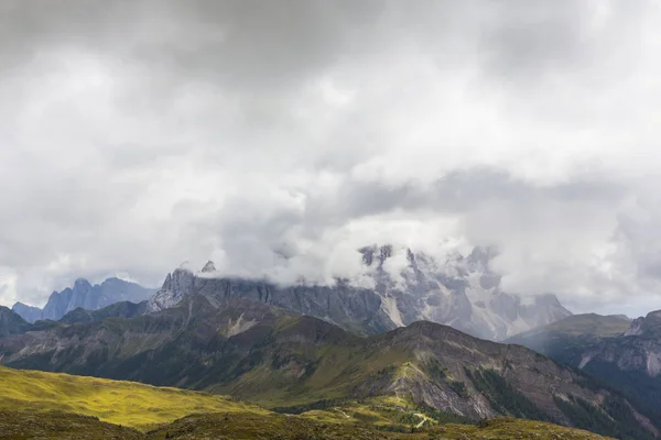 意大利白云石阿尔卑斯山的雄伟山峰和雨云 在夏天 — 图库照片