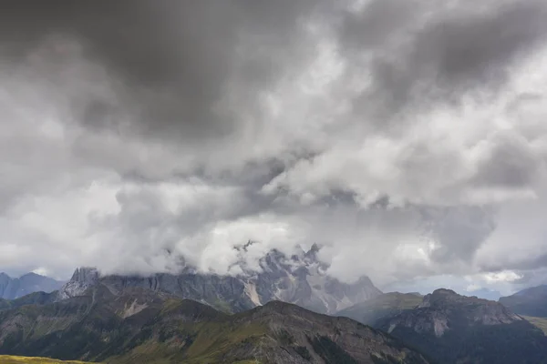 Des Sommets Majestueux Des Nuages Pluie Dans Les Alpes Dolomites — Photo