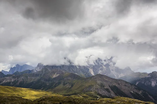 意大利白云石阿尔卑斯山的雄伟山峰和雨云 在夏天 — 图库照片