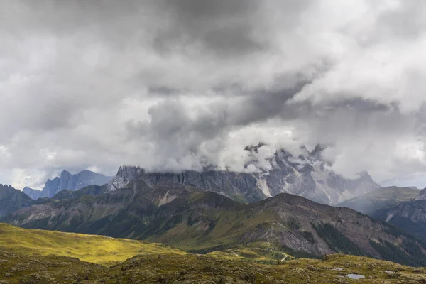 意大利白云石阿尔卑斯山的雄伟山峰和雨云 在夏天 — 图库照片