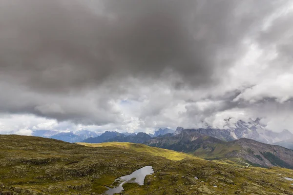 Des Sommets Majestueux Des Nuages Pluie Dans Les Alpes Dolomites — Photo